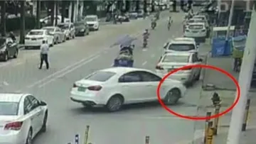 读特警视 | 惨痛！ 8岁女童蹲在停车场路上玩耍命丧车轮