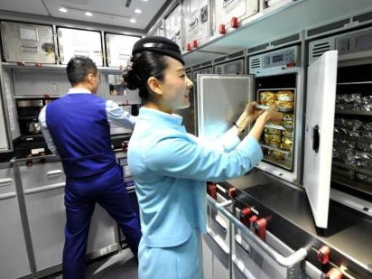 又一航空公司取消经济舱免费餐 网友调侃：带泡面上天