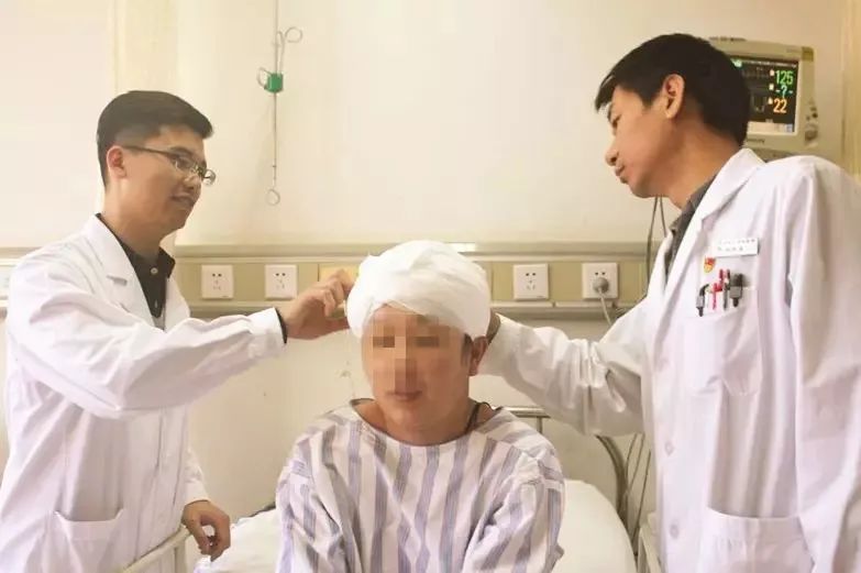 一声尖叫后，女工整块头皮连带着及腰长发瞬间被撕落.....