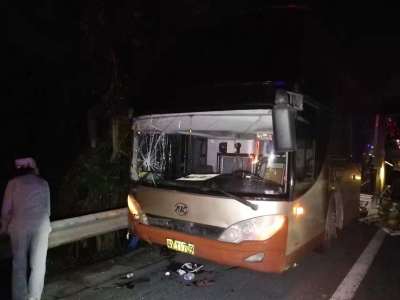 深汕高速陆丰段大客车碰撞致4死4重伤