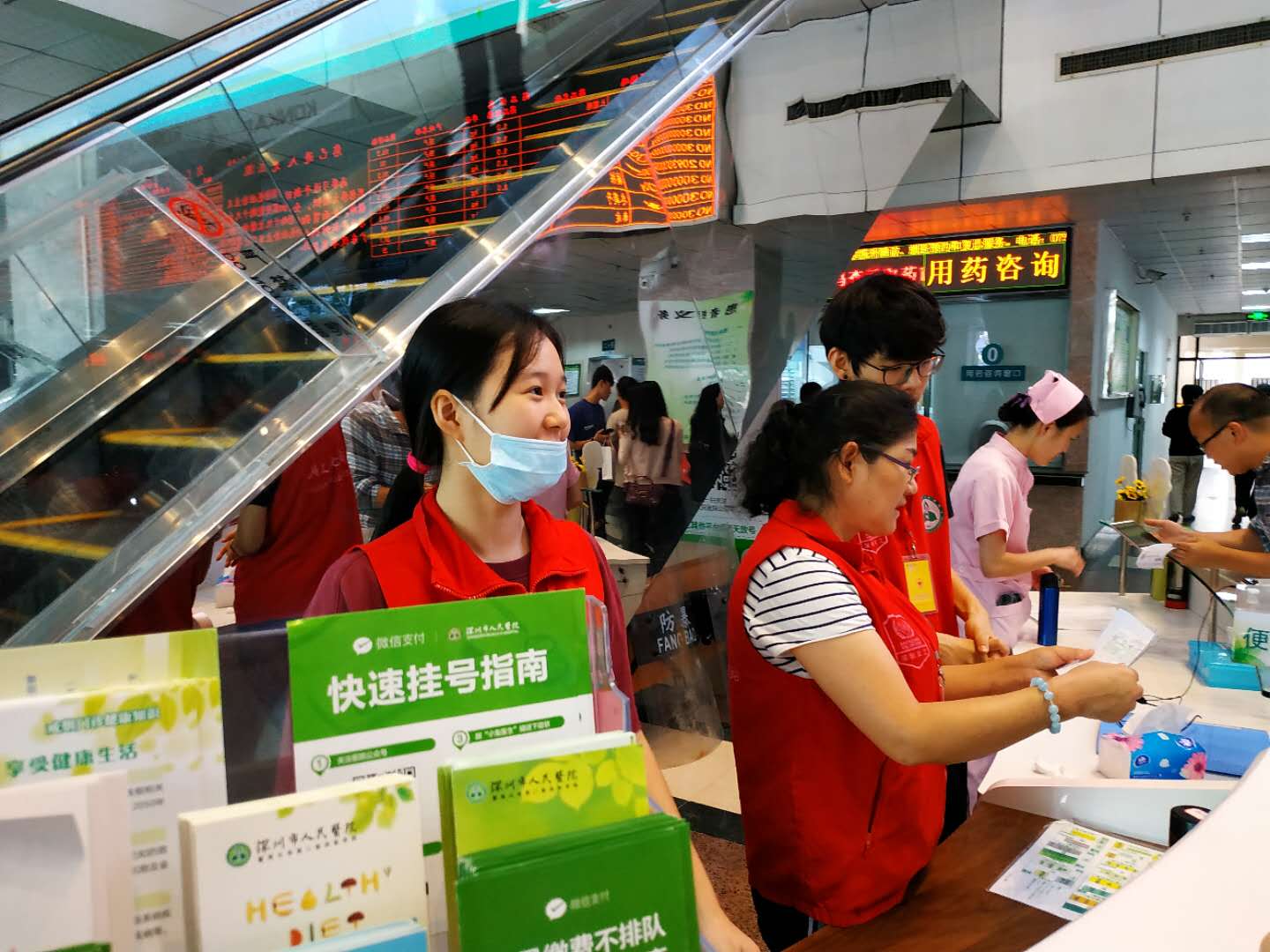 这家医院的健康U站来了洋义工