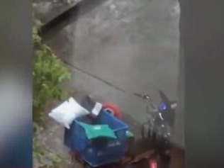 反转！快递小哥被偷雨中哭泣？未被偷 系与女友吵架