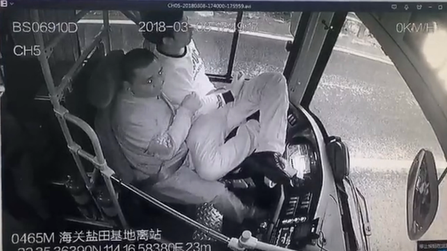 醉汉暴打司机，竟然还坐上方向盘，深圳机智公交司机这样做