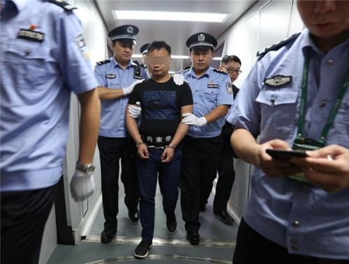 红通逃犯郑泉官被从美国强制遣返