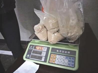 药材铺堵住公厕门 游客上厕所被强卖六万元中药材