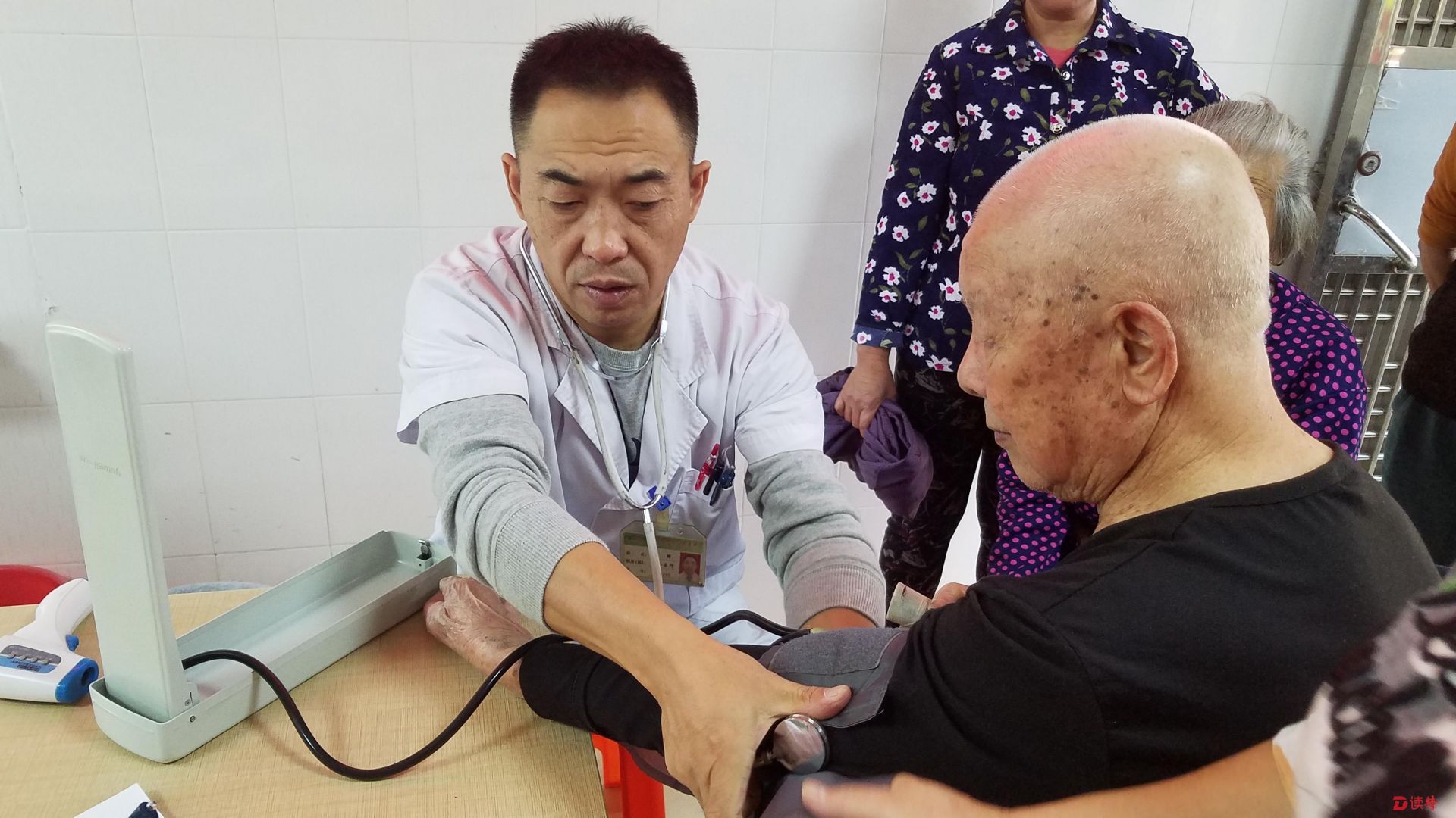 义诊义剪全都有！洪桥头社区开展敬老志愿服务活动