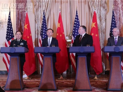 杨洁篪、魏凤和出席第二轮中美外交安全对话共见记者活动