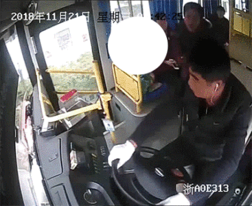 杭州一大妈未付车钱与公交司机口角抢夺方向盘 被拘8日