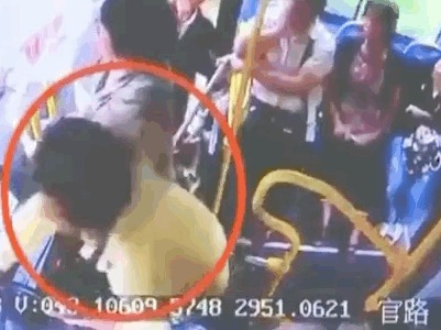 乘客骚扰公交司机的事件屡有发生，有位乘客的反应怒赞