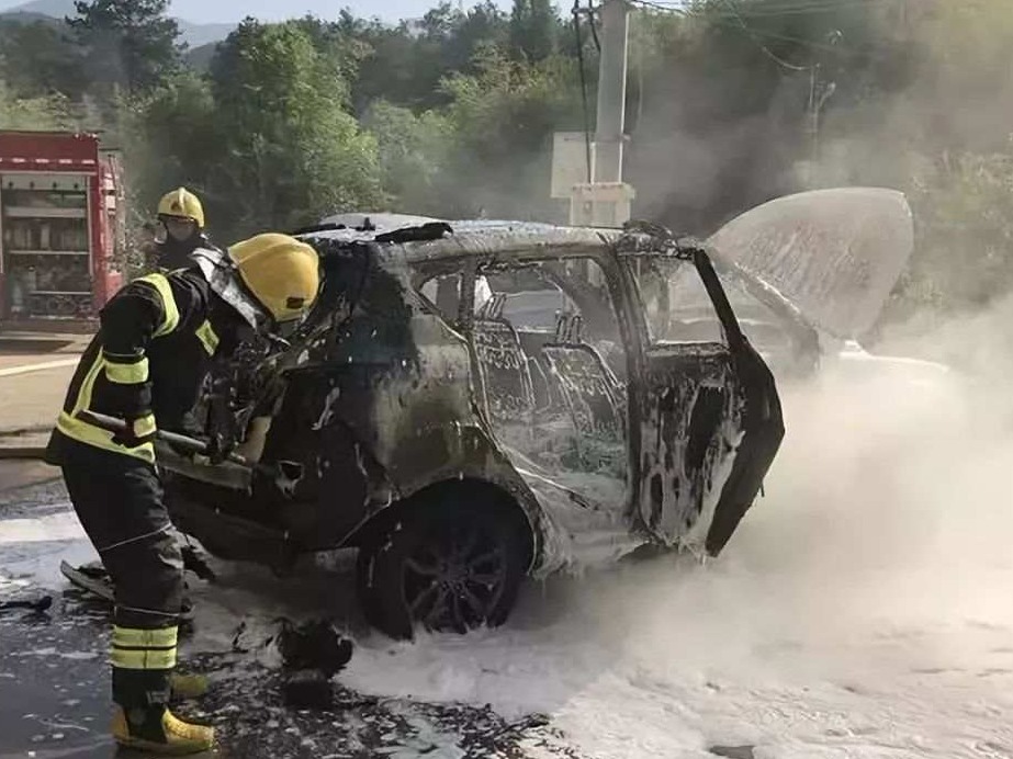 俩“熊孩子”玩火烧毁27万新车，父母拒赔！法院这样判 