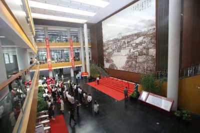 华南理工大学图书馆巨幅陶瓷壁画剪彩