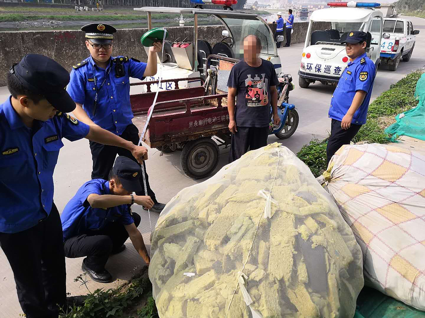 “电子眼”发现河道偷倒垃圾，执法部门闪电出击