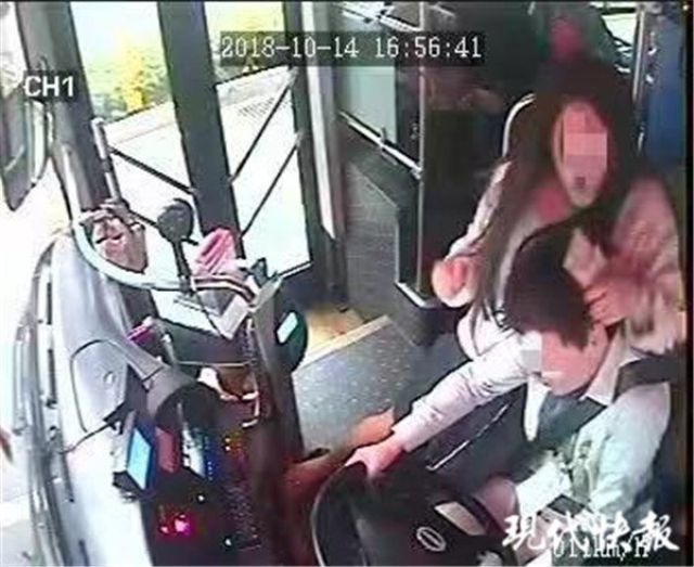 又见抢方向盘!女子大闹行驶中公交车,还坐到司机身上