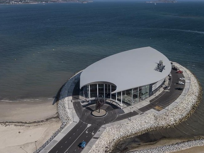 习近平离京出席亚太经合组织第二十六次领导人非正式会议