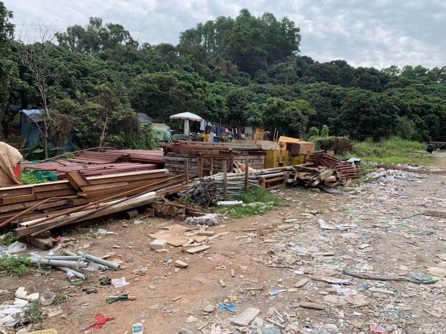 省环境保护督察进行时｜龙华区拆除佳华领域广场后山违法搭建