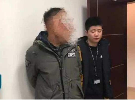 “20年后扇老师耳光”男子被抓，多名同学愿作证老师曾打人