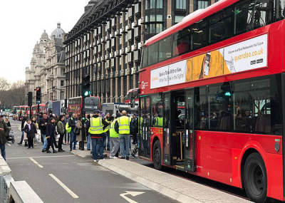 “黄背心”骚乱蔓延至英国？抗议者封桥致交通瘫痪