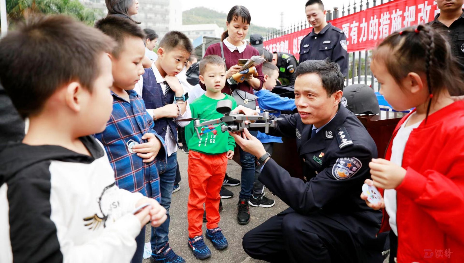 第十四届警营开放日活动热爆全城,140个开放点引100多万市民围观