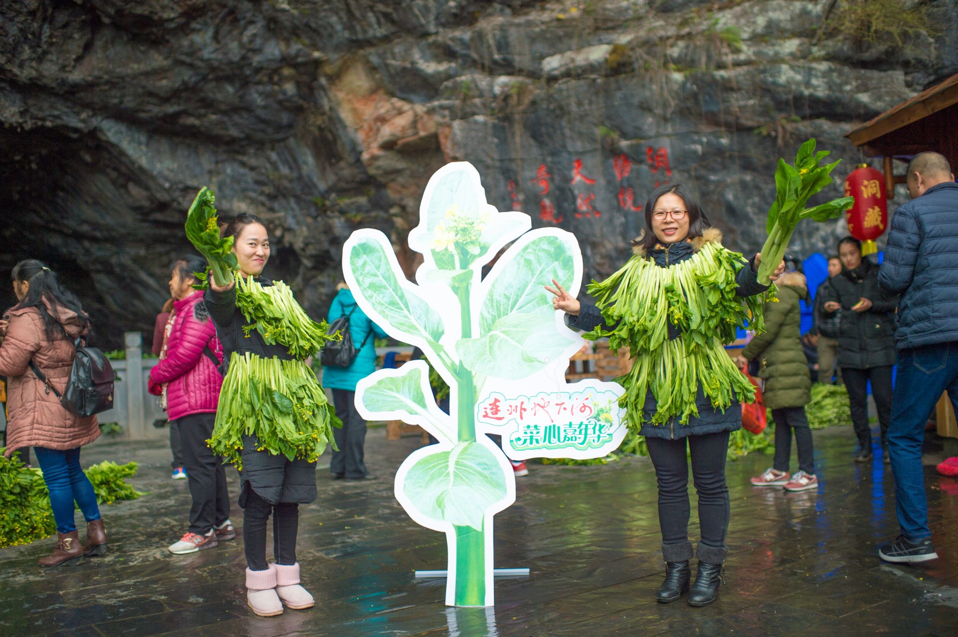 连州地下河创意菜心秀，游客自发穿上菜心裙走猫步