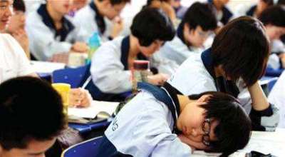 深圳中学生睡眠不足8小时 是学业压力大还是贪玩手机？