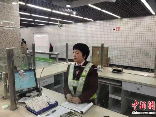 地铁站务员阿姨会8门外语，你还有什么理由不努力？