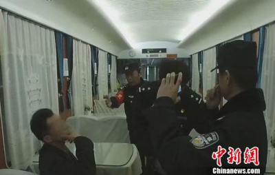 五旬男子在列车上“霸铺”拒补票，被武汉铁路警方行政拘留