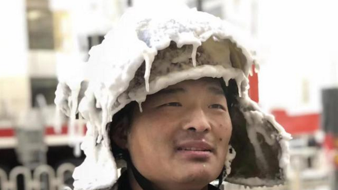 火场出来全身结冰 消防员的这张图，温暖了寒冬