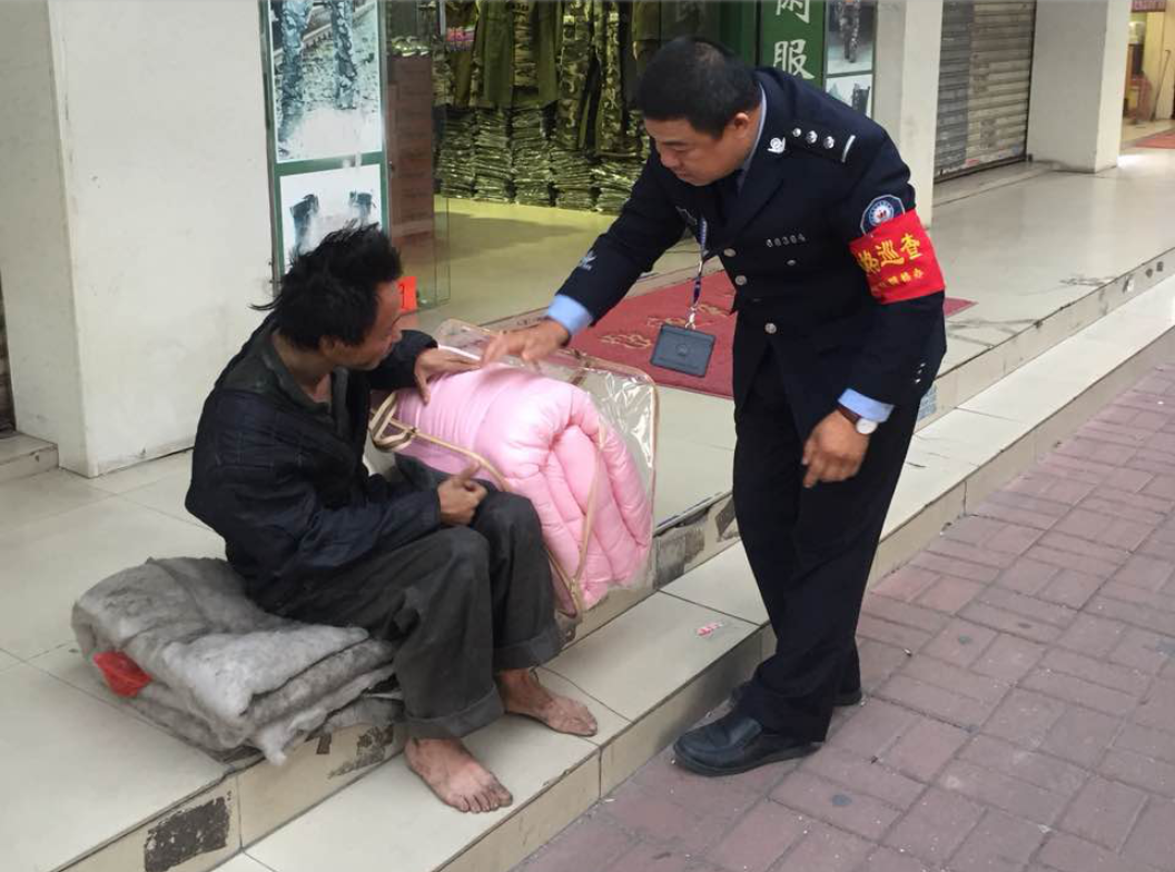 寒冬中，松岗街道网格员为流浪乞讨人员送去暖暖爱心