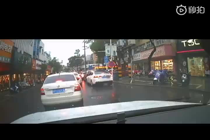 干得漂亮！民警路遇车窗抛物：捡起来递回车里！