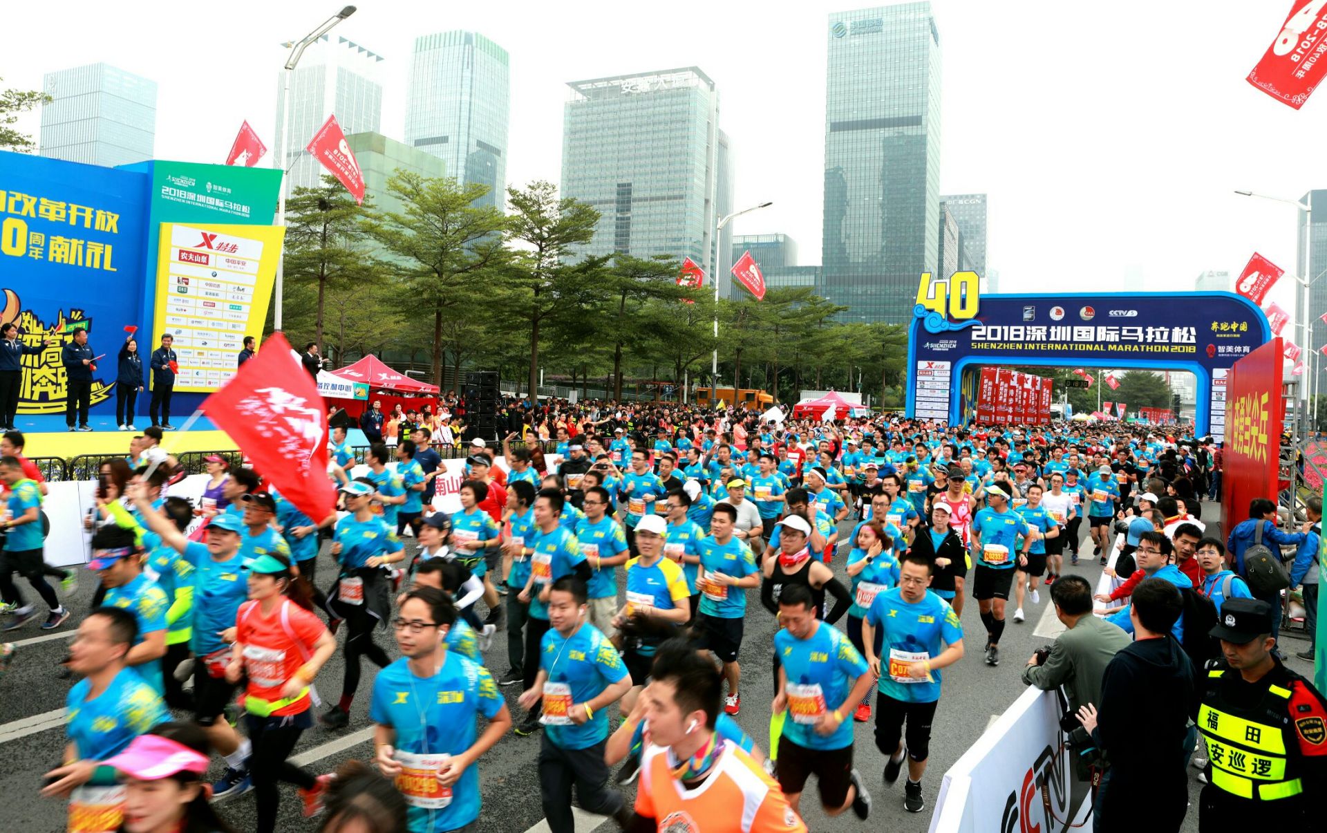 2018深圳国际马拉松欢乐开跑,3万人挥汗如雨感受深圳魅力
