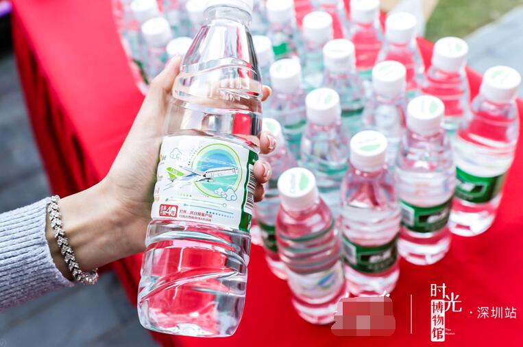 喝水也有新花样？怡宝水瓶身有“高科技”