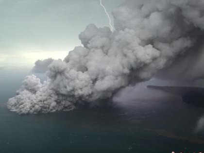 印尼当局：印尼火山仍持续喷发 或导致新一轮海啸