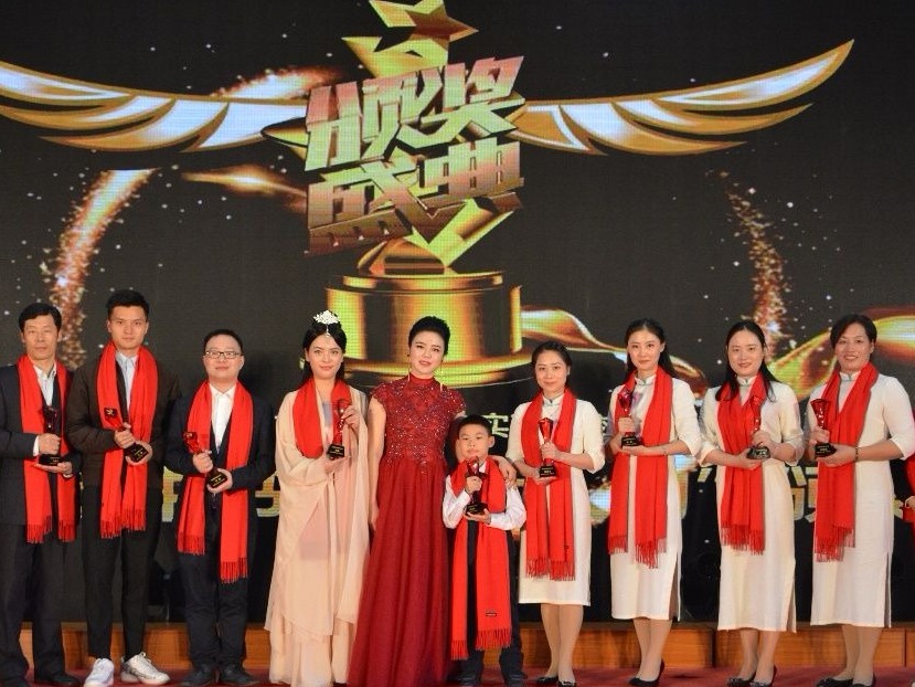 龙华第二实验学校为“感动中书院十大人物”颁奖  