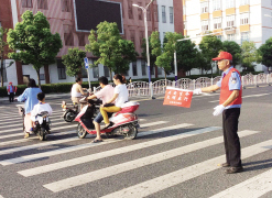 疏导交通引导安全出行！“红马甲”感动六和社区居民