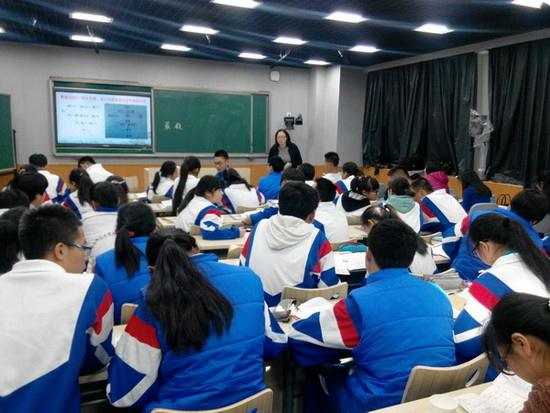 教育部等九部门发文为中小学生减负：严控书面作业