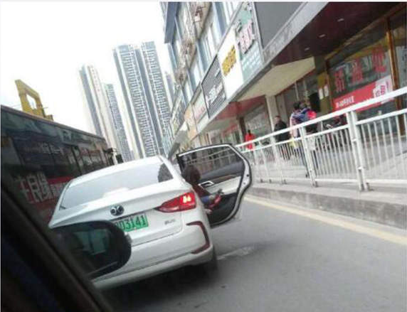 深圳一司机竟将车停在路中间让孩子尿尿：罚800元，记2分