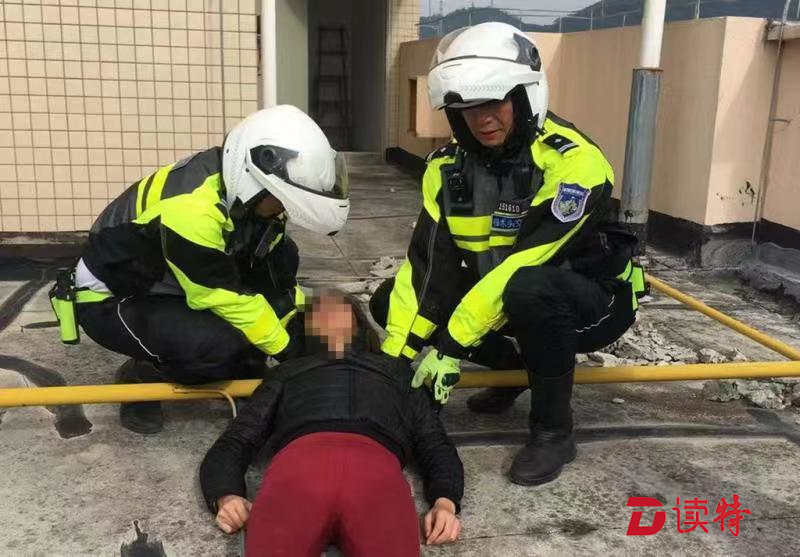 女子天台服农药自杀，东莞交警铁骑迅速驰援