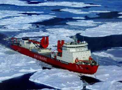 “雪龙”船在南极碰撞冰山 目前人船安全
