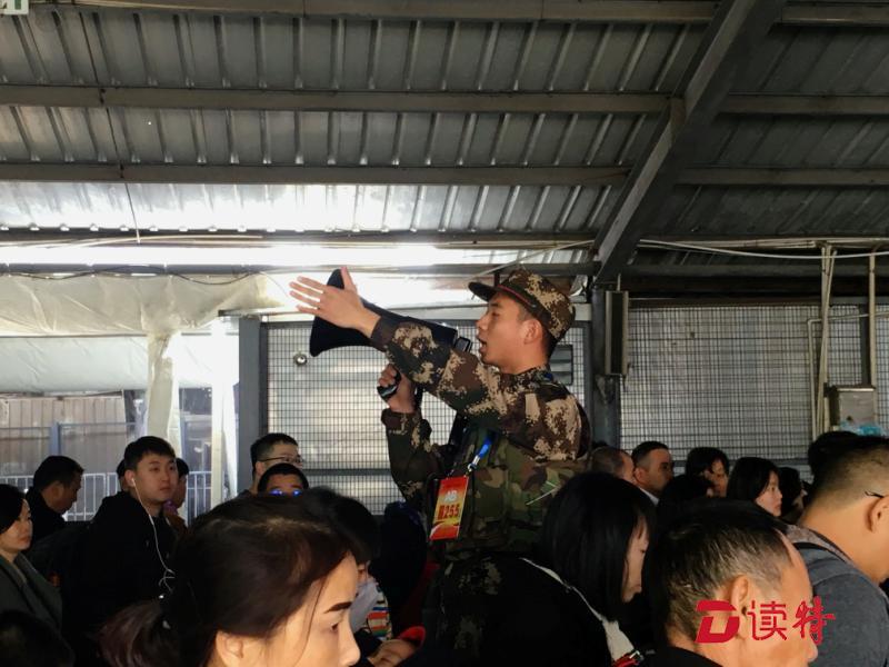 武警深圳支队官兵驰援深圳春运