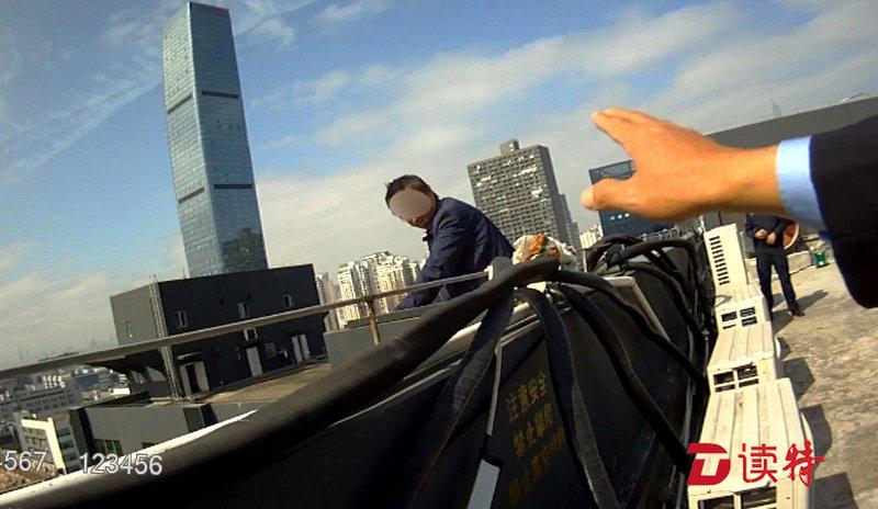12层大厦楼顶男子欲轻生 民警一个飞身救下他