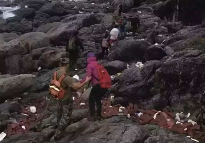 一群虎妈虎爸带十几个娃穿越深圳海岸线，28人被困悬崖