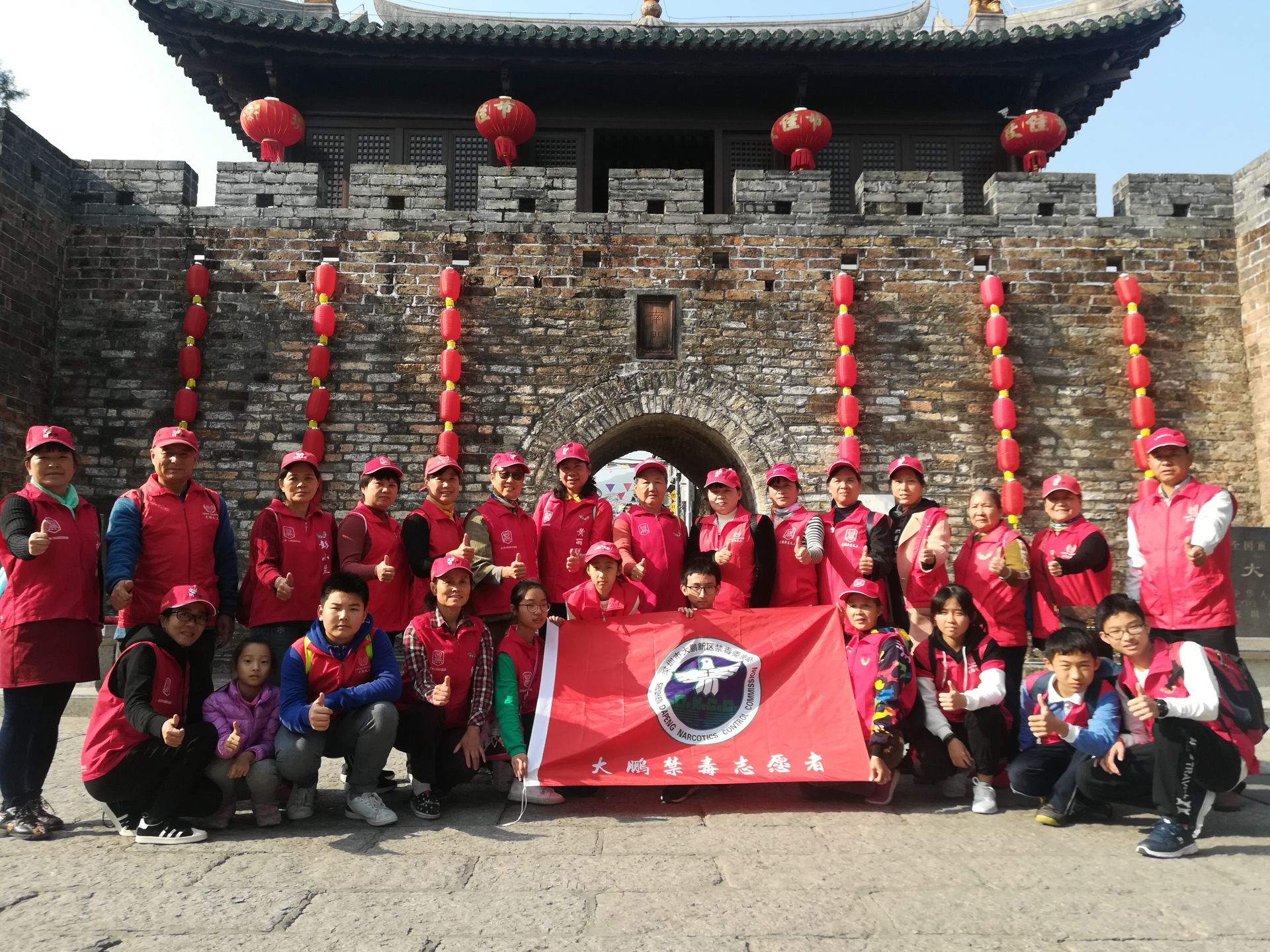 在海滩与古城上筑起防线 大鹏警方将禁毒宣传带进景区