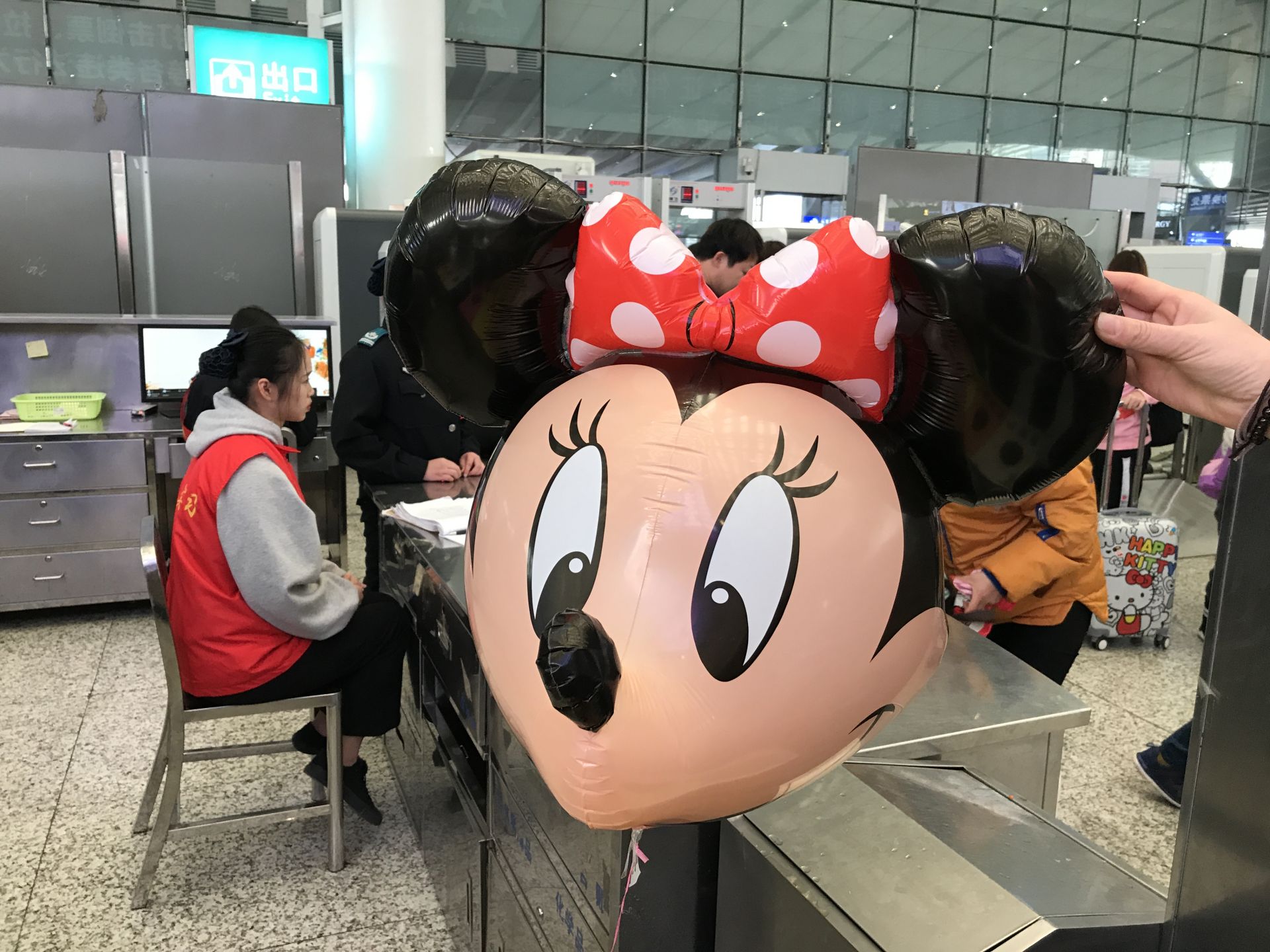 氢气球、喷发剂……春运出行勿带这些违禁品！