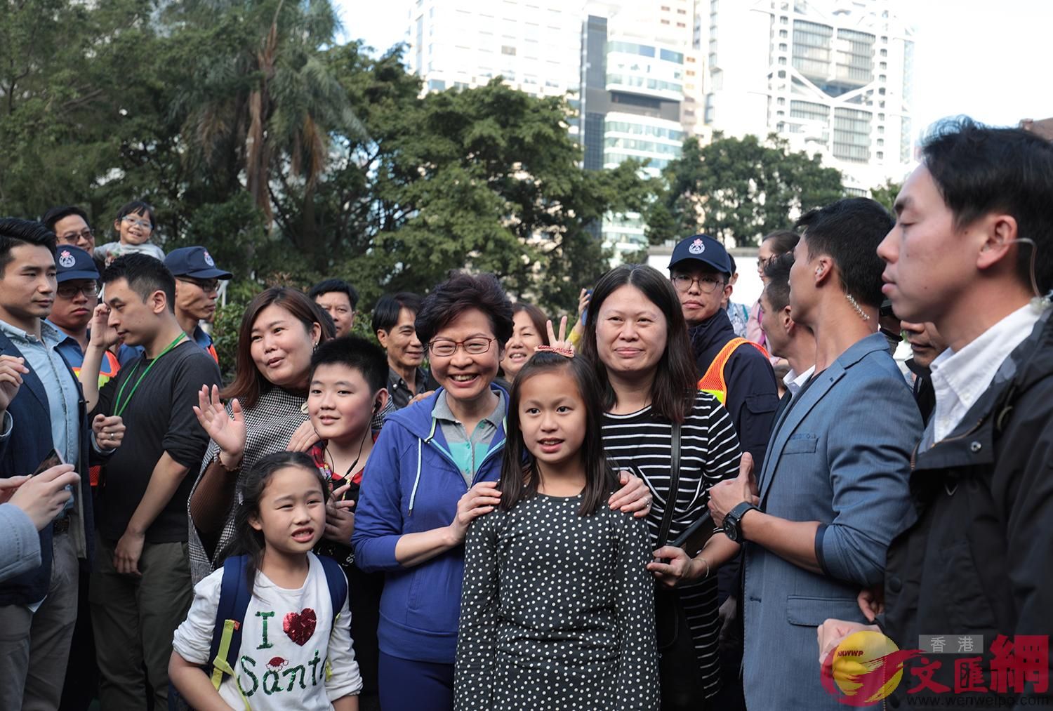 香港开始接受“与特首和局长一起办公”报名