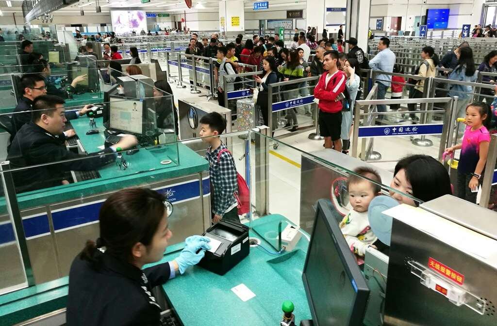 超11万人次！大年初二内地居民赴港澳游“骤然”升温