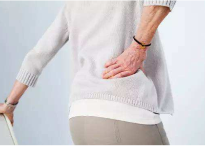 险些瘫痪！女子脊柱被这种病菌“掏空”，这两种腰背疼痛要警惕