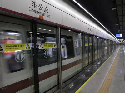 明起深圳地铁11号线执行新的运行时刻表，行车间隔压缩至4分钟