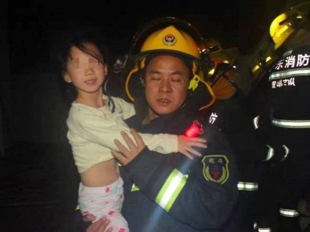 盐田一小区楼道配电箱凌晨着火  无人员伤亡