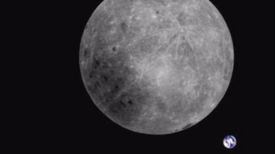 中国卫星拍下“迄今最棒”的月亮地球同框照