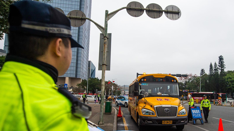 开学首日深圳交警上路查校车，道路交通开启繁忙模式
